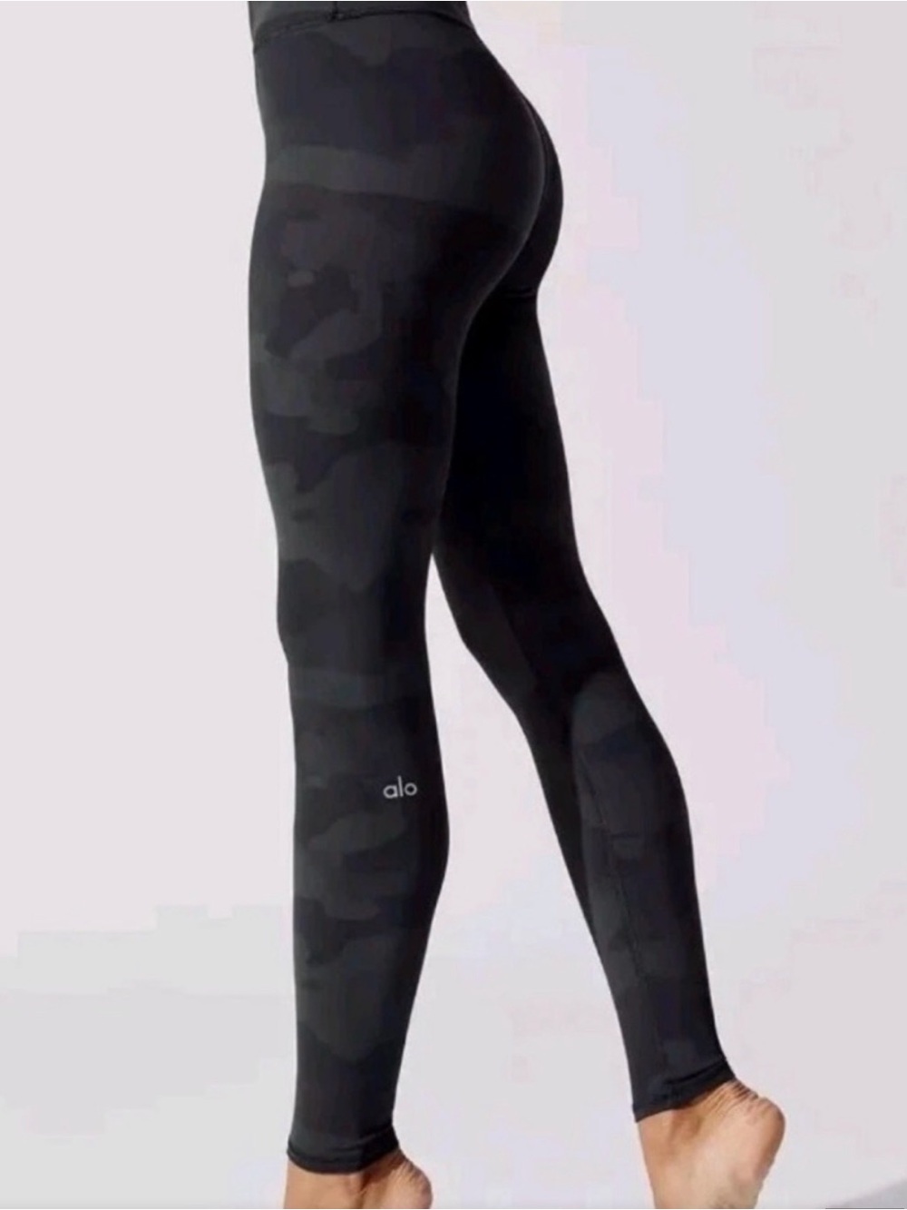 NWOT - ALO Yoga Black Camo High-Waist Leggings (never worn)